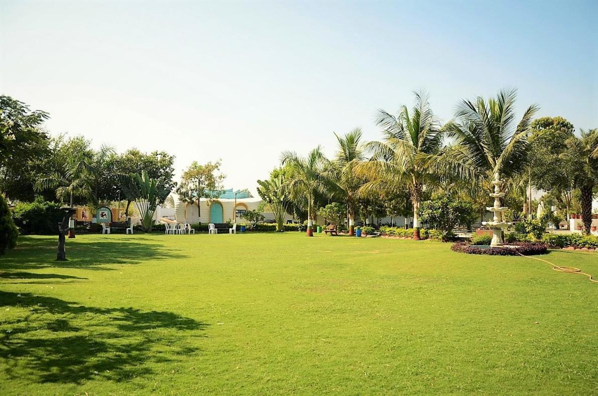 Royal Club & Resort Ahmadabad Zewnętrze zdjęcie